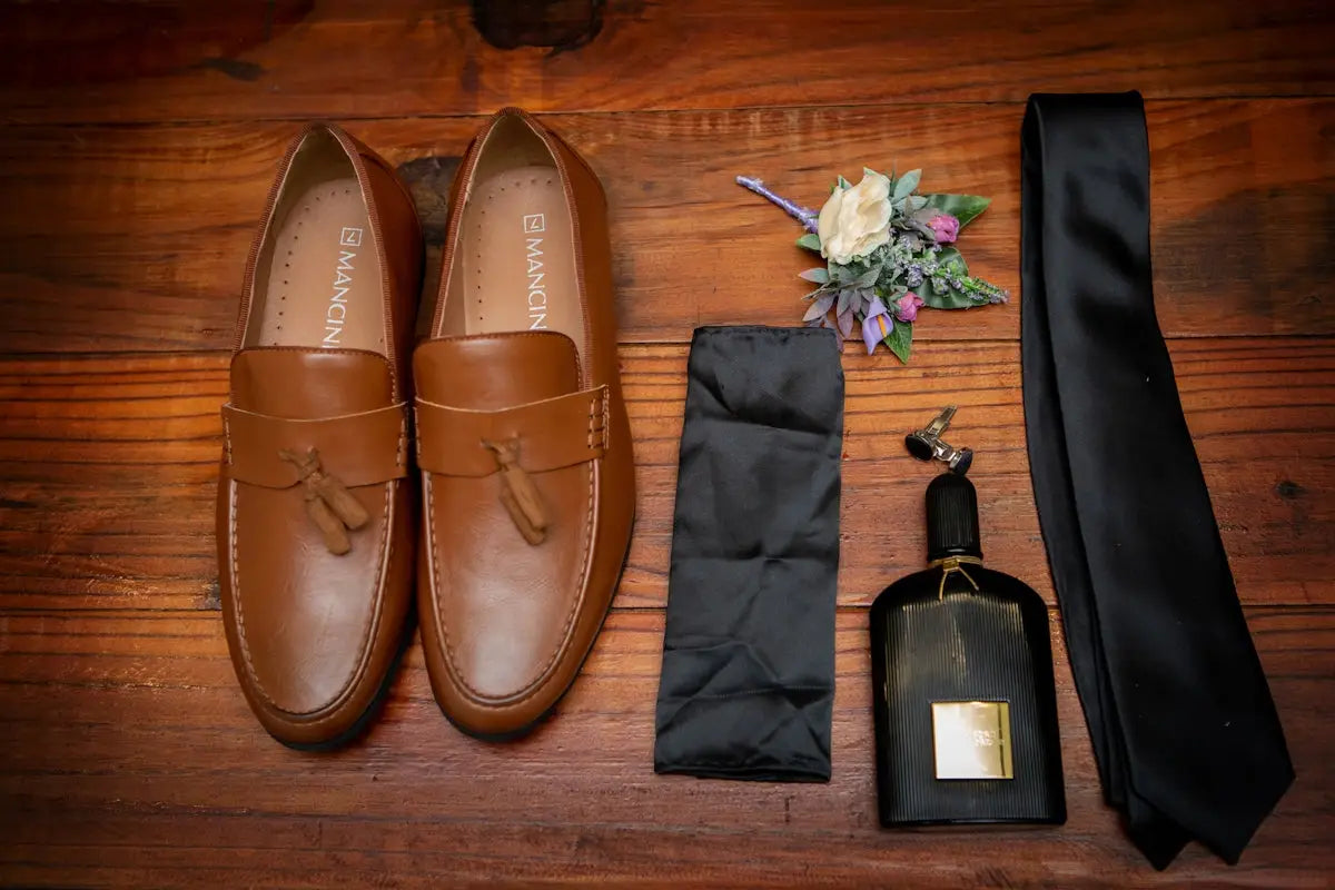 Brown leather tassel loafers with a classic design and brand name ’shannon’ on the side.