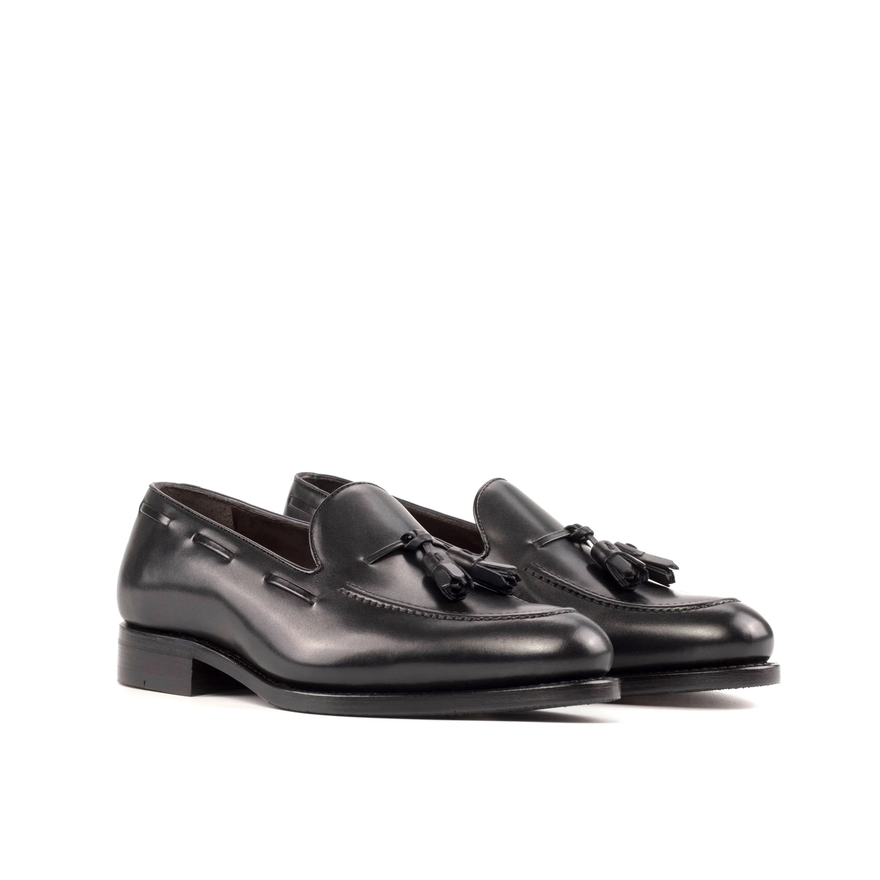 Pair of black leather tassel loafers model 5911 with cut and fast shipping