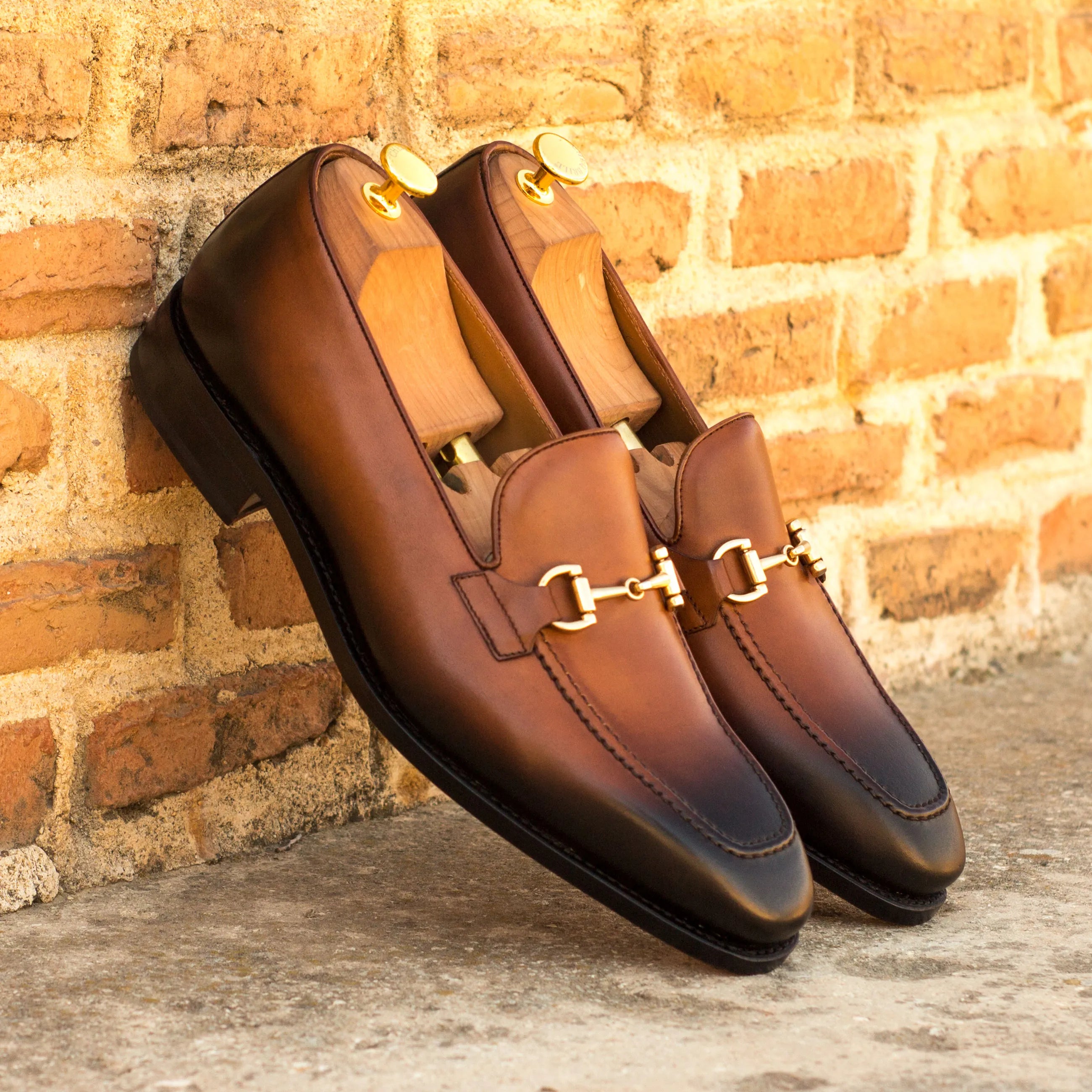 Cruspos loafers in med brown leather with gold hardware