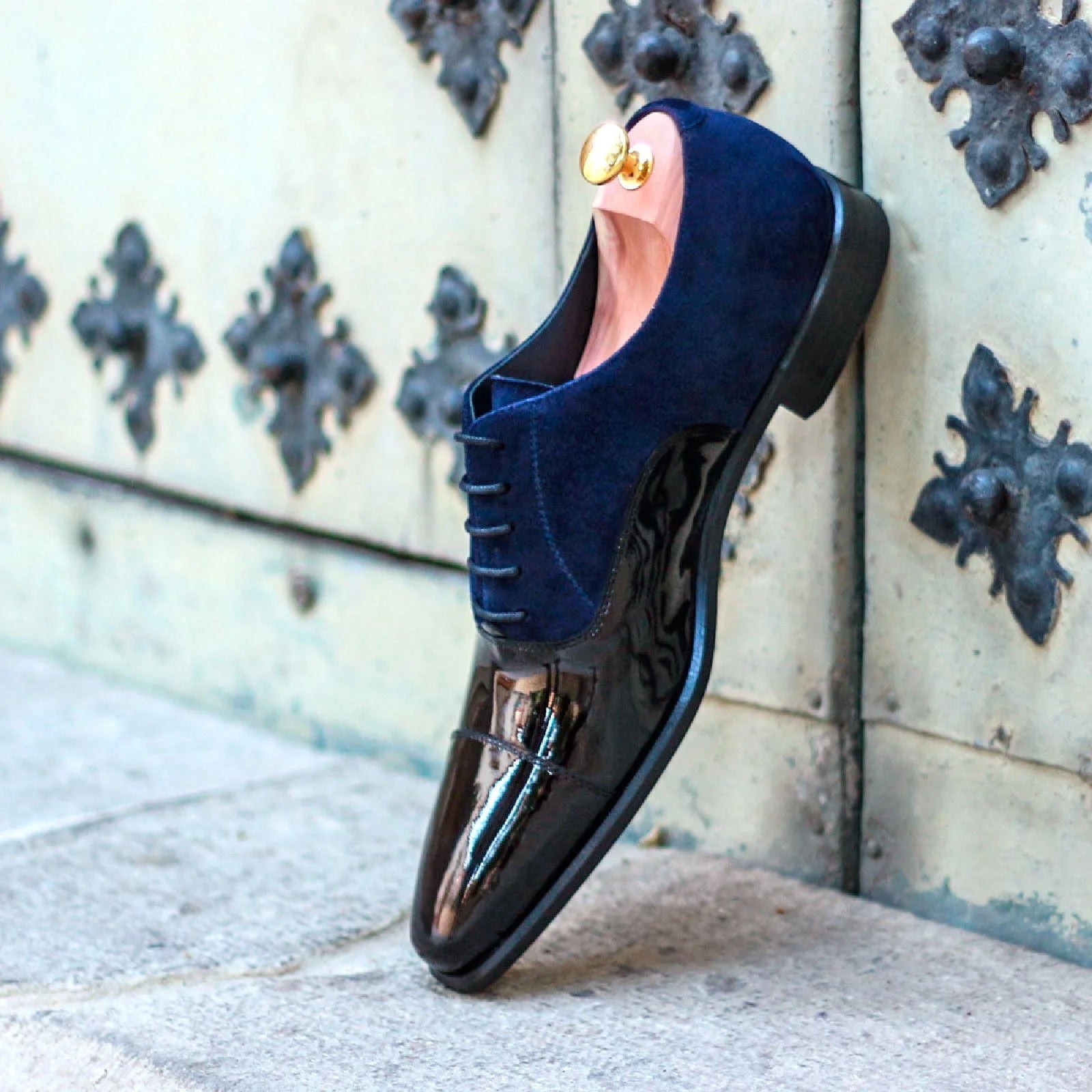 Hilo Oxford Shoes II in blue velvet, patent leather, gold accents, timeless style