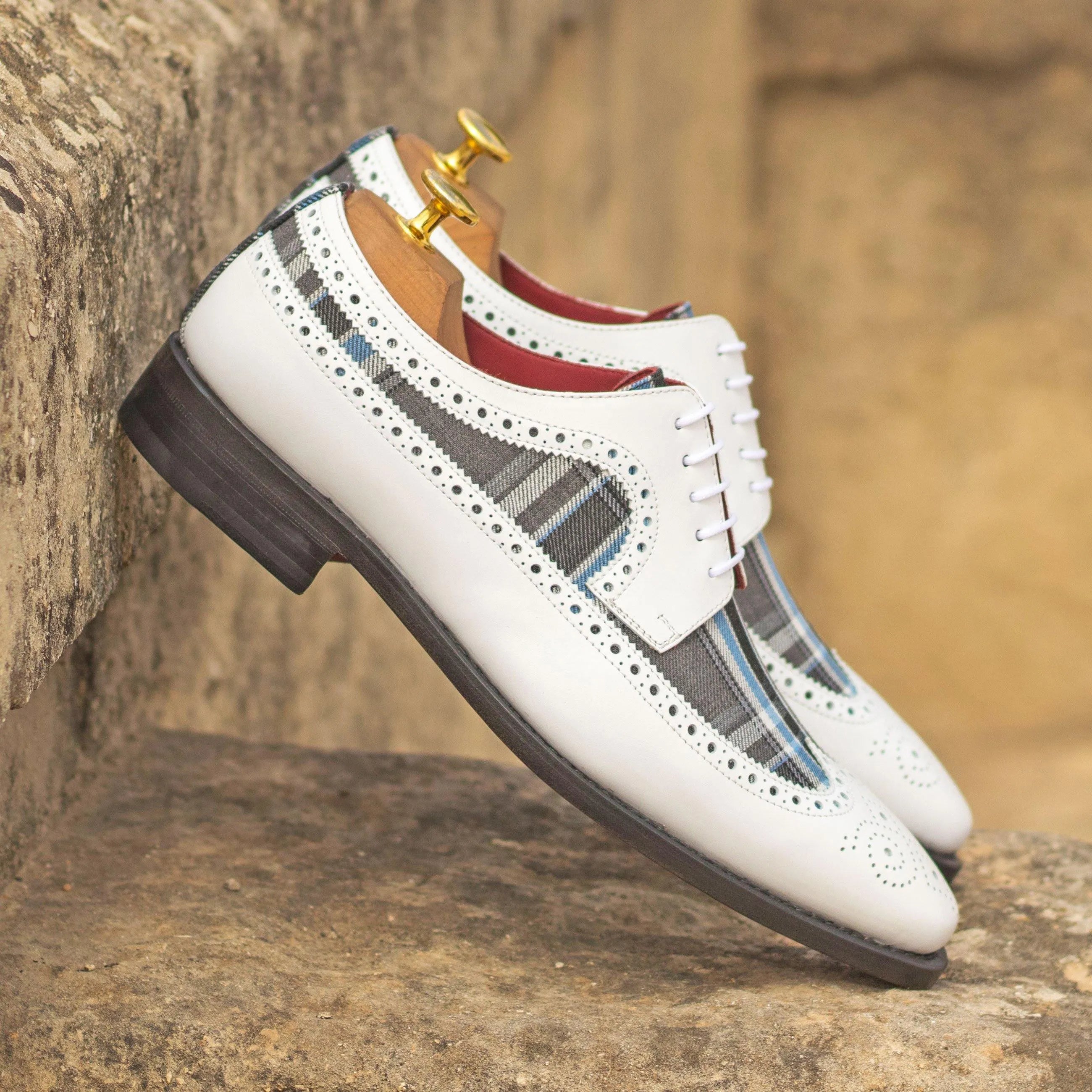 Jazzy longwing blucher shoes in white leather and plaid wingtip design