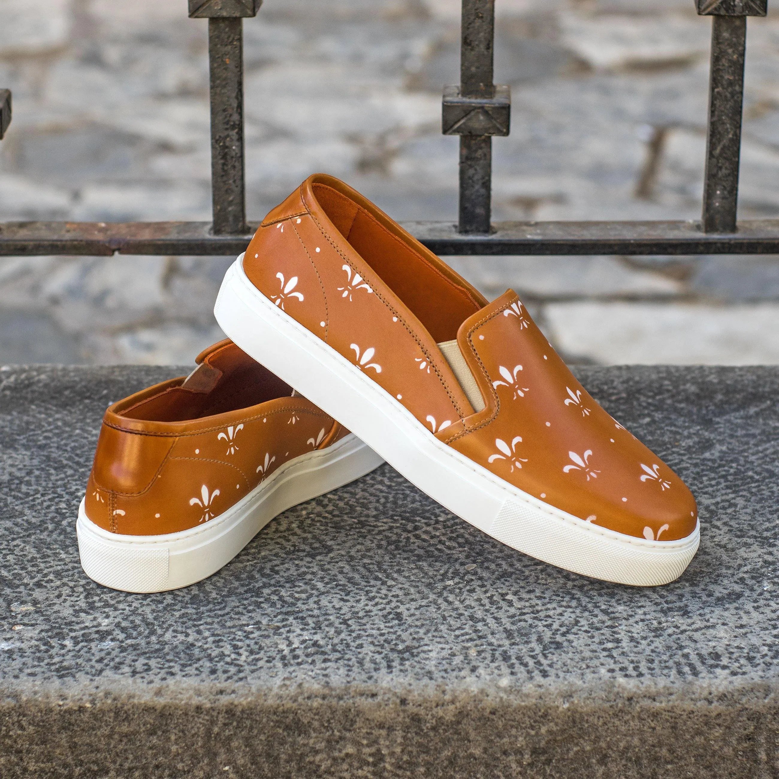 Jina21 womens slipon sneakers: brown leather with white fleur-de-lis