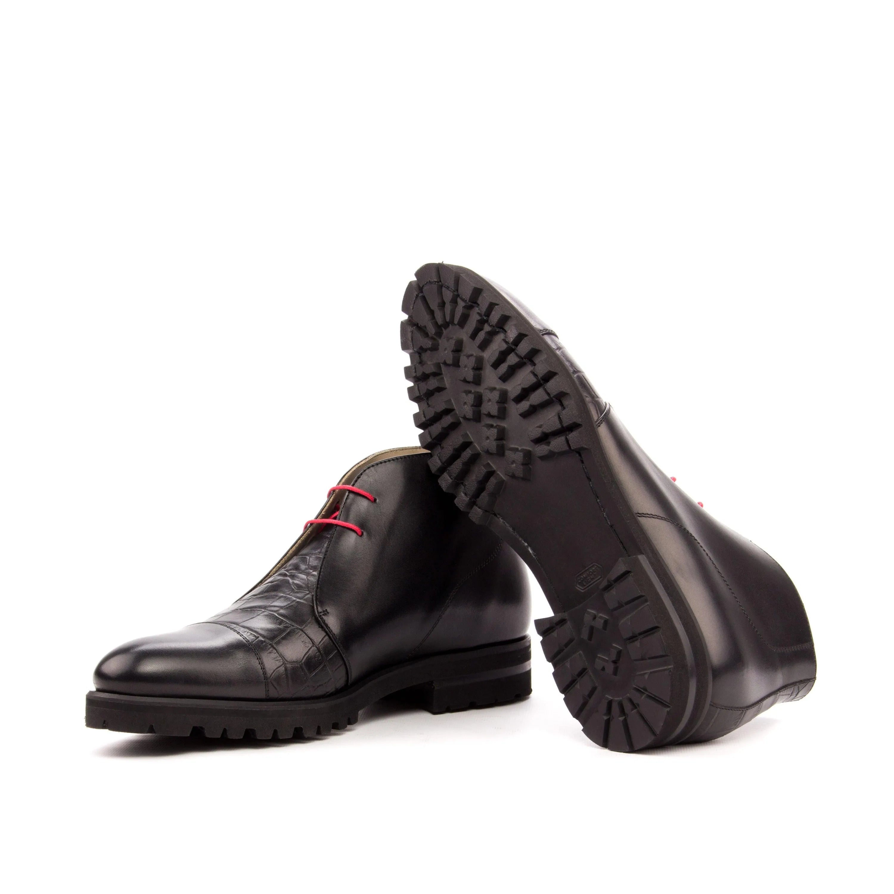 Tennes Chukkas II black leather chukka boots with red laces
