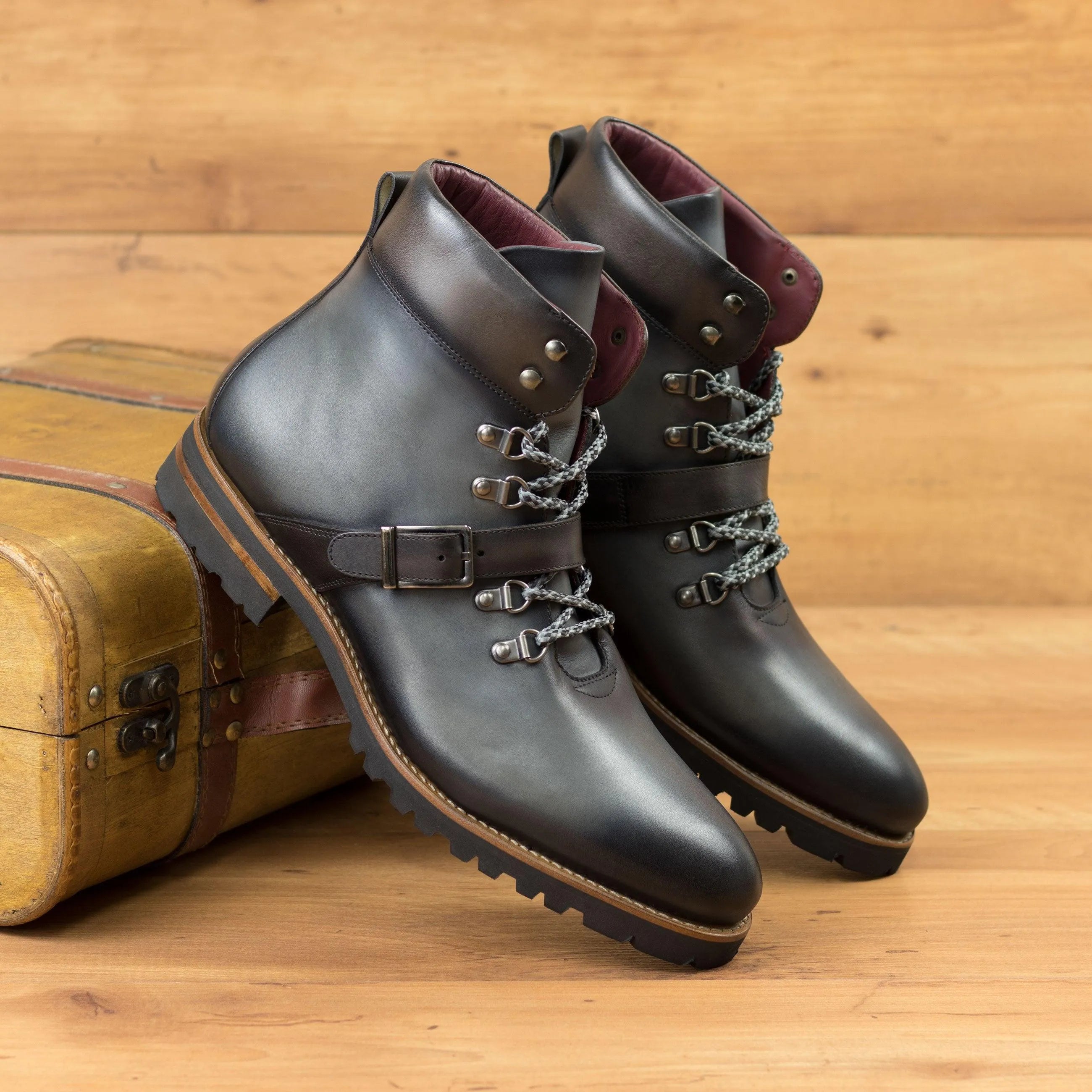 Dima hiking boots: leather ankle boots with buckle