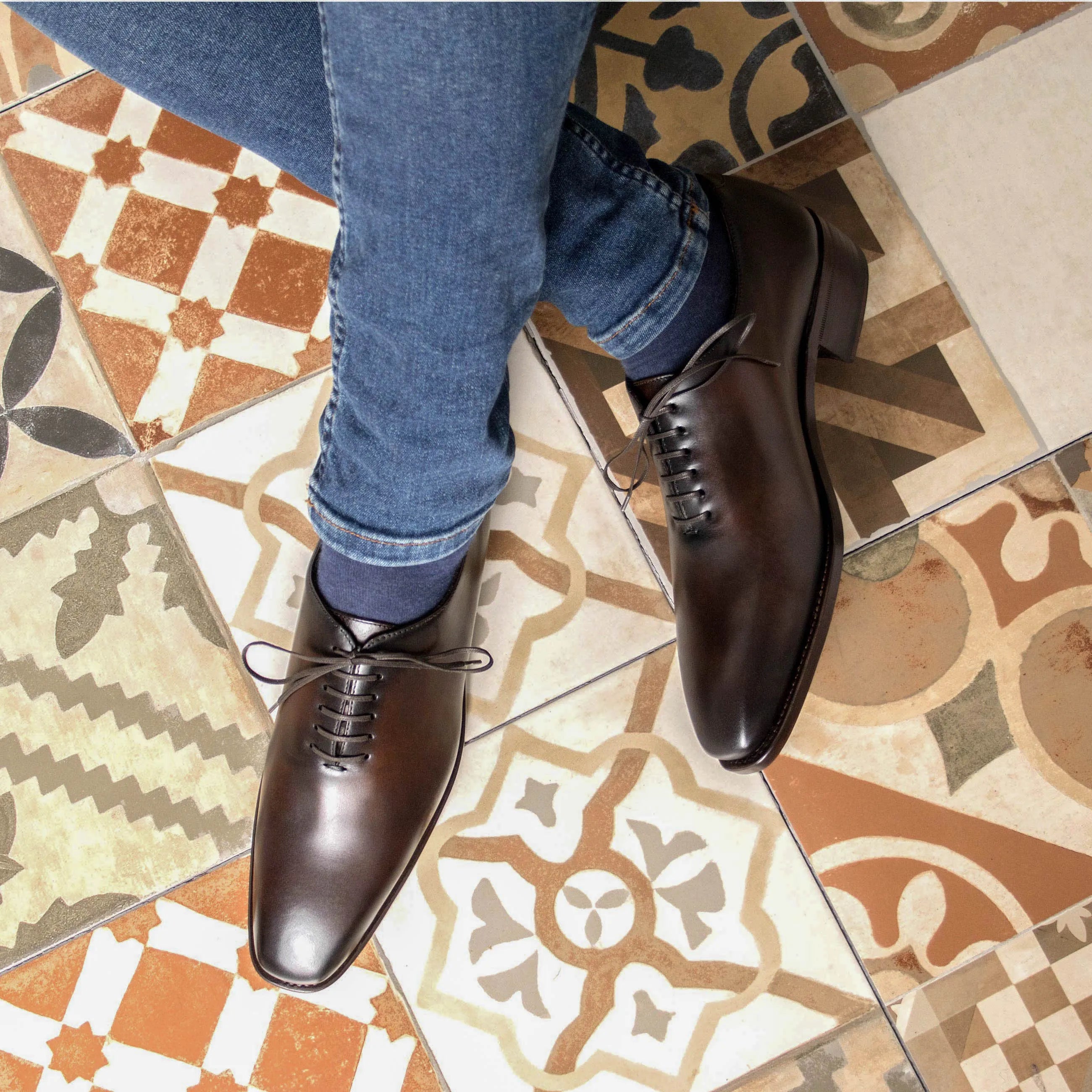 Brown leather Elio wholecut shoes back view
