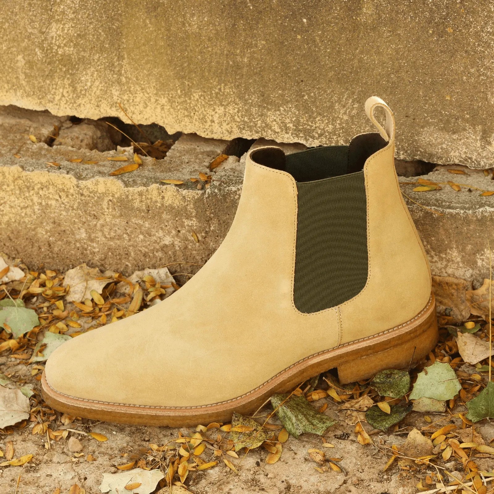 Hasutu Chelsea boot in beige suede, back view