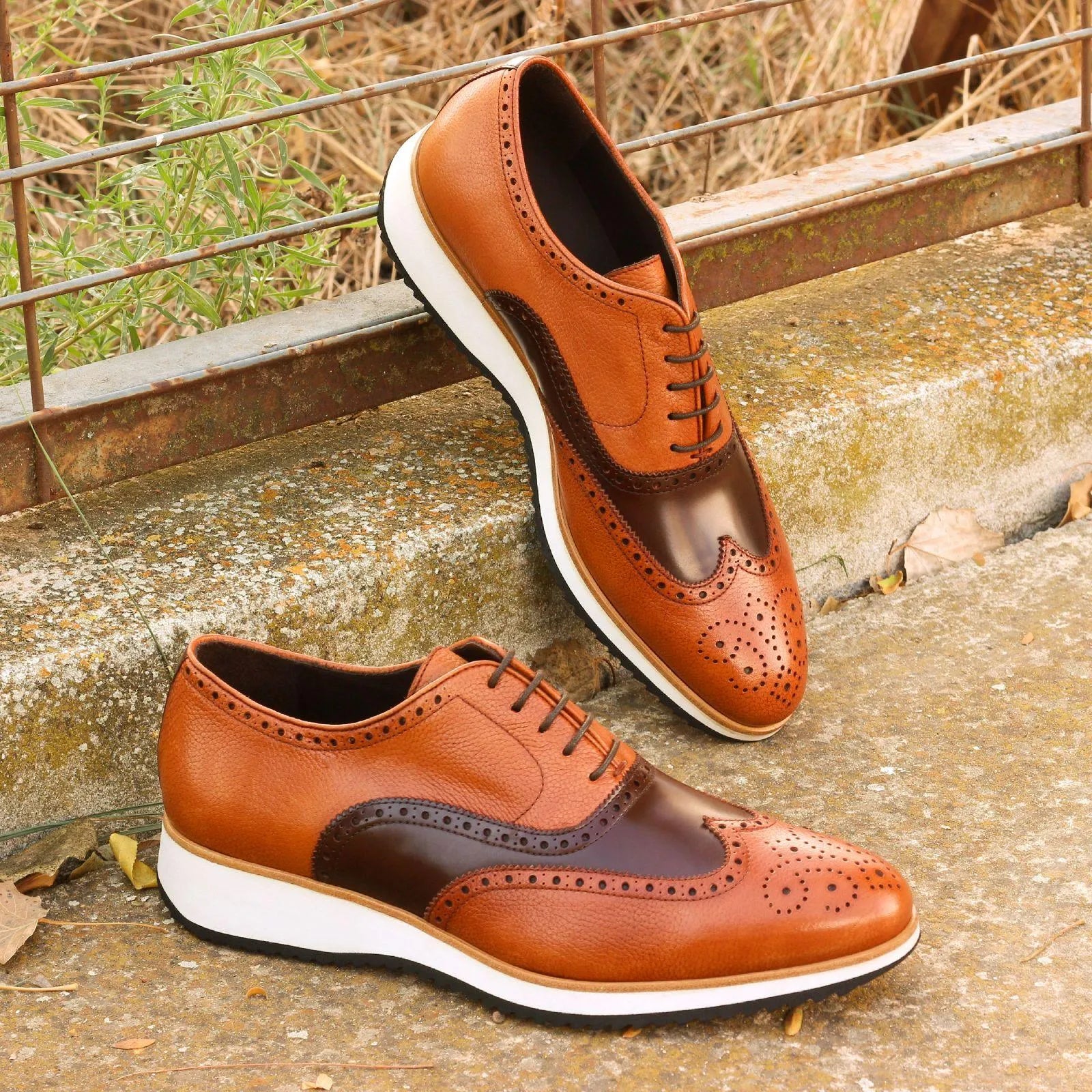 Two-tone brown leather Soho Full Brogue Shoes II with rounded toe