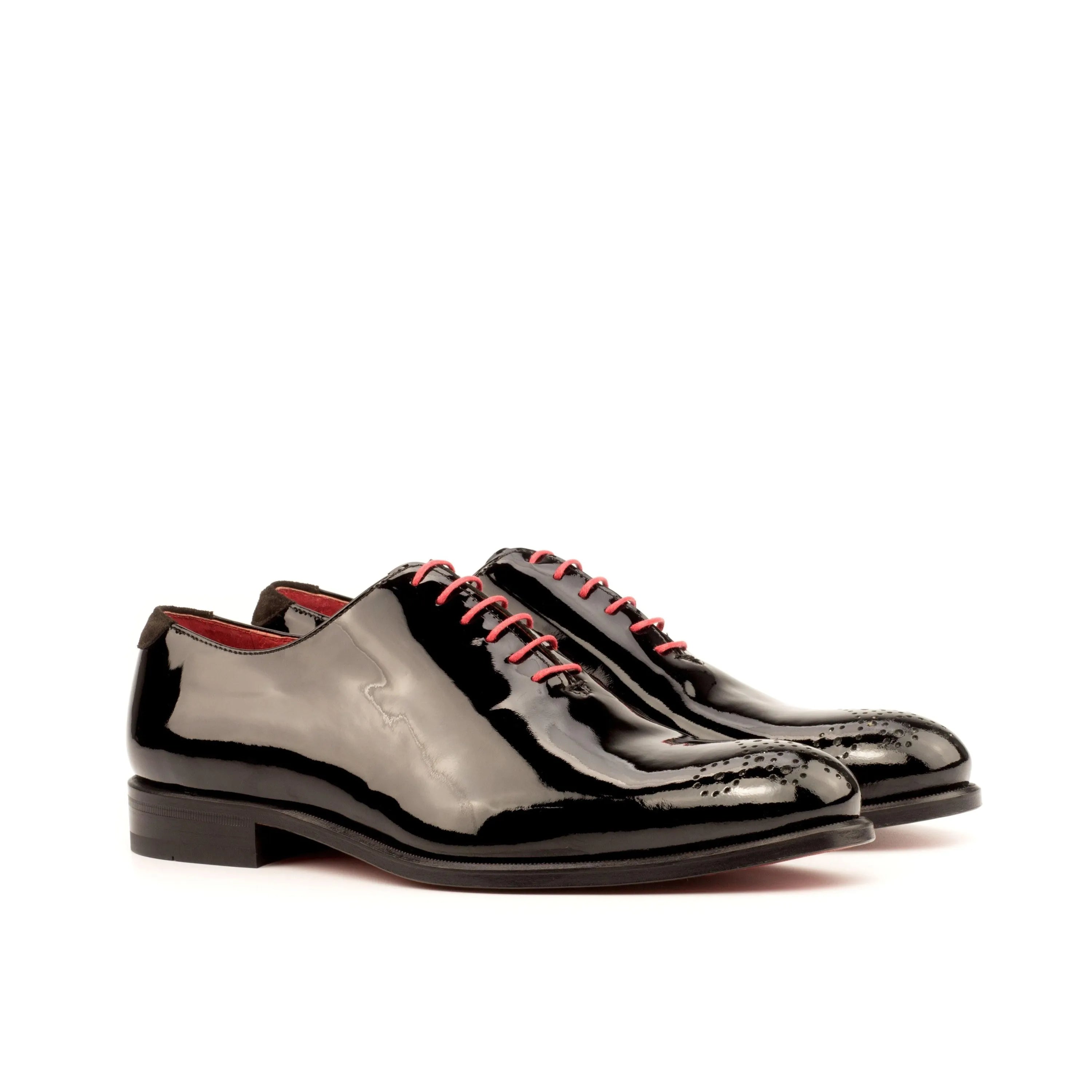 Tetawkin Whole Cut Shoes II: shiny black rounded toe with pink laces